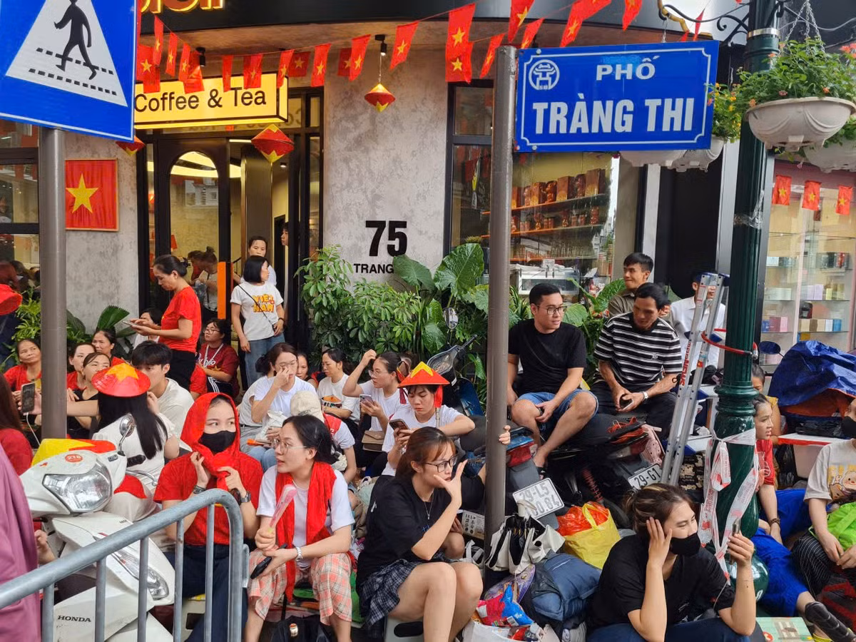 Các chỗ ngồi trên phố Tràng Thi đã ken đặc người dân chờ xem Lễ diễu binh, diễu hành kỷ niệm 80 năm Quốc khánh 2/9.
