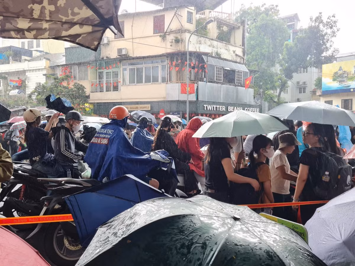 Trời bắt đầu đổ mưa lớn, nhiều người vẫn kẹt ở ngoài đường, hoặc chỗ ngồi thiếu mái che.