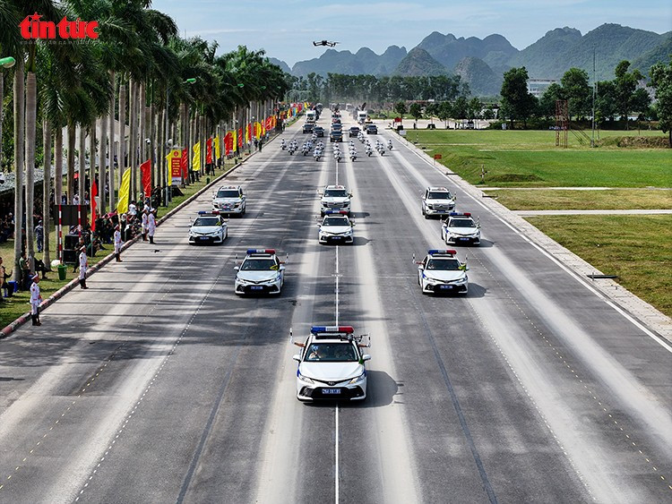 Đội hình xe dẫn đoàn của Bộ Công an tiến vào khu vực lễ đài trong buổi tổng hợp luyện tập diễu binh tại Trung tâm Huấn luyện Quân sự Quốc gia 4.