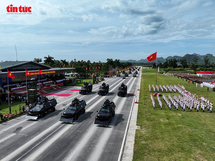 Các khối xe bọc thép hiện đại của Bộ Công an di chuyển nghiêm trang qua lễ đài trong đội hình diễu binh.