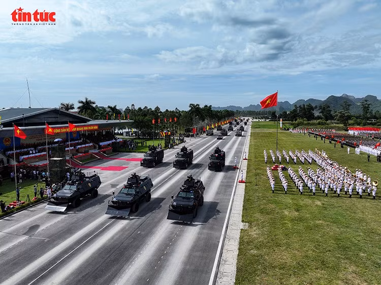 Các khối xe bọc thép hiện đại của Bộ Công an di chuyển nghiêm trang qua lễ đài trong đội hình diễu binh.