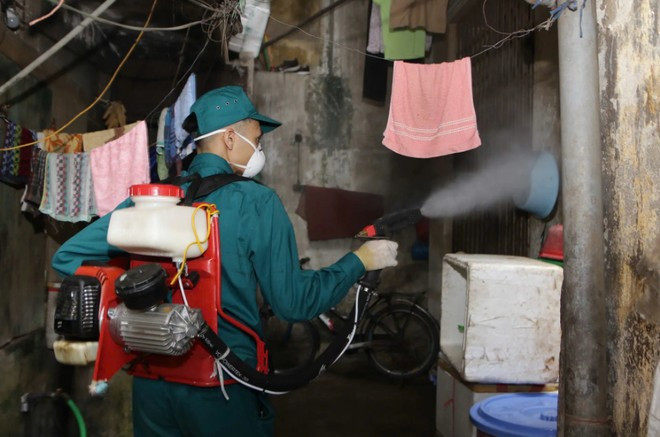 Phun thuốc muỗi phòng sốt xuất huyết ở Hà Nội.