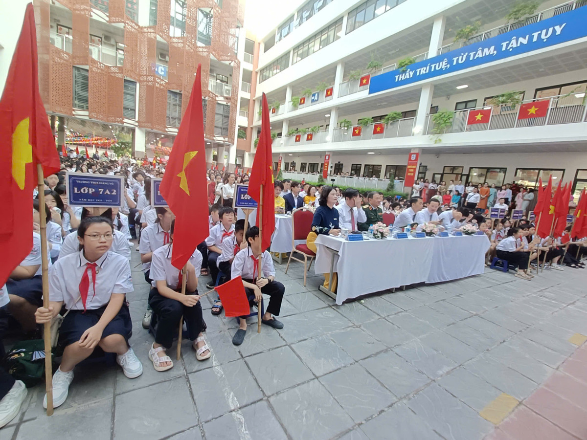 Nói với các em học sinh, cô Hiệu trưởng chia sẻ: "Cô mong tất cả các em hãy ra sức học tập và rèn luyện bản thân để sống một cuộc đời hữu ích. Cô khuyến khích các em hãy tự đặt câu hỏi, sau mỗi ngày đến trường em có cảm thấy vui tươi, yêu bạn, mến thầy và tin vào chính mình không. Nếu câu trả lời là có thì em đã là một học sinh hạnh phúc và các thầy cô đã thành công trong việc gieo hạt mầm để làm tươi xanh cuộc đời một con người, góp phần làm thay đổi thế giới trong tương lai".