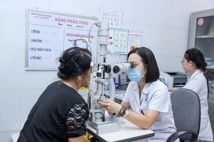 Người dân cần chủ động thăm khám sớm khi xuất hiện các triệu chứng bất thường ở mắt. Ảnh soyte.hanoi.gov.vn