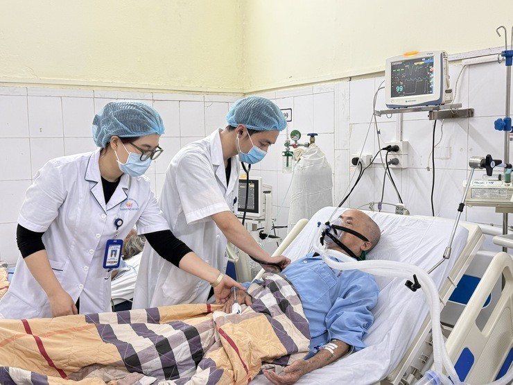 Các y, bác sĩ Bệnh viện đa khoa Vân Đình điều trị cho bệnh nhân phổi tắc nghẽn mạn tính. Ảnh: VGP/Thiện Tâm