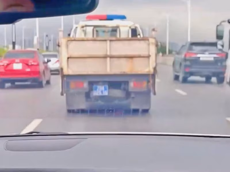 Tổ công tác của Đội CSGT số 5 dùng ô tô tuần tra mở đường cho xe chở người bị đột quỵ đến bệnh viện cấp cứu kịp thời/Ảnh CAND.