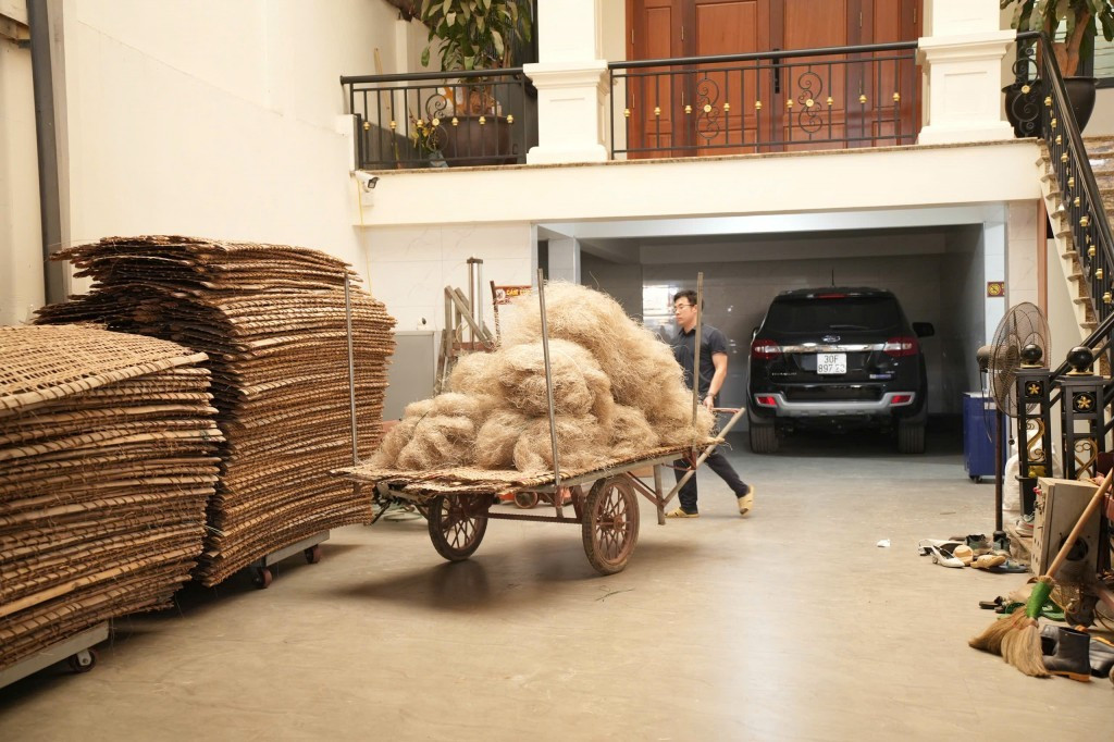 Đoàn kiểm tra nhắc nhở cơ sở bố trí lại khu vực sản xuất theo đúng nguyên tắc một chiều, tăng cường vệ sinh cơ sở, trang thiết bị và dụng cụ sản xuất. Ảnh TTTĐ