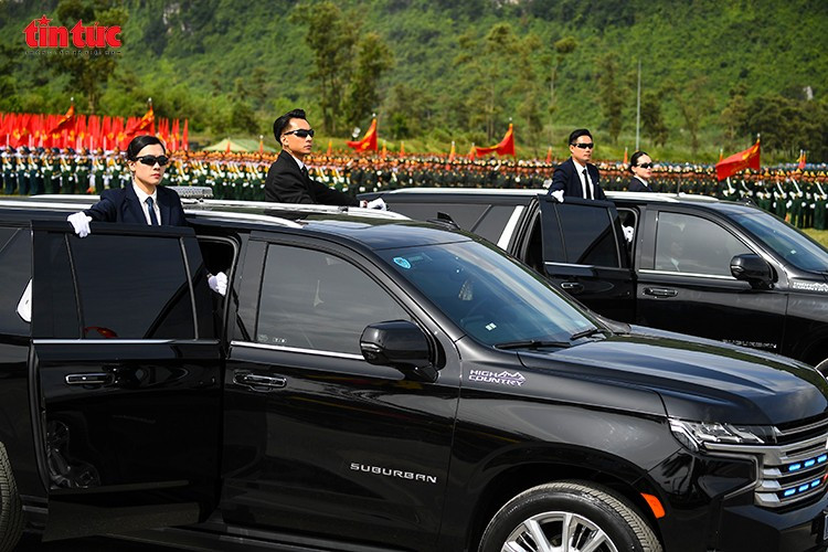 Xe đặc chủng của lực lượng bảo vệ yếu nhân đồng loạt mở cửa, tái hiện phương án bảo vệ an ninh ở cấp cao.