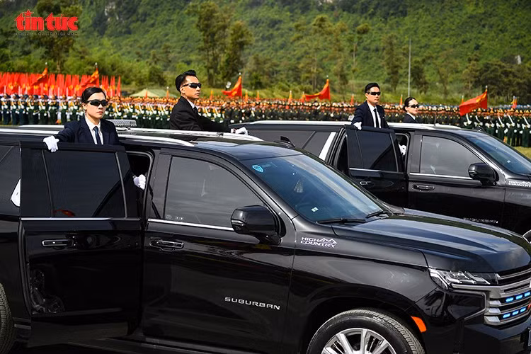 Xe đặc chủng của lực lượng bảo vệ yếu nhân đồng loạt mở cửa, tái hiện phương án bảo vệ an ninh ở cấp cao.