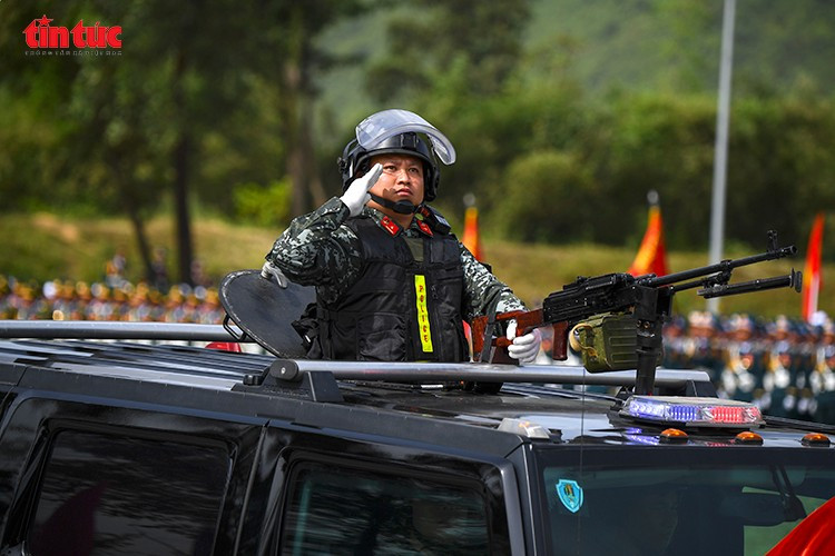 Chiến sĩ Cảnh sát cơ động thực hiện động tác chào trong tư thế sẵn sàng chiến đấu trên xe bọc thép.