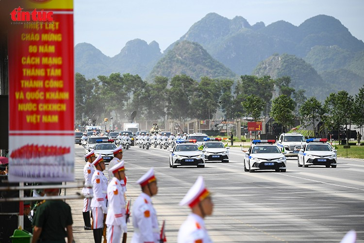 Lực lượng Cảnh sát giao thông với dàn mô tô phân khối lớn di chuyển đều hàng, tạo điểm nhấn trong đội hình diễu binh.