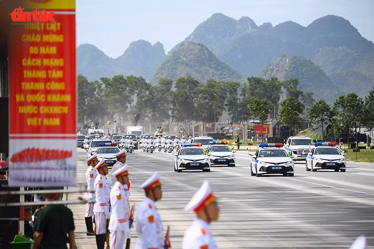 Lực lượng Cảnh sát giao thông với dàn mô tô phân khối lớn di chuyển đều hàng, tạo điểm nhấn trong đội hình diễu binh.