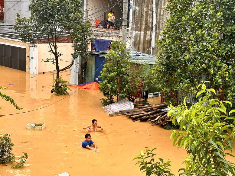 Nước dâng cao, thực hiện '4 tại chỗ' bảo đảm tính mạng cho người dân bị cô lập tại TP. Thái Nguyên- Ảnh 1.