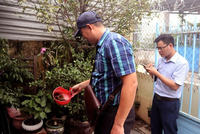 Cán bộ y tế điều tra chỉ số muỗi, lăng quăng tại hộ gia đình. Ảnh: CDC Khánh Hòa