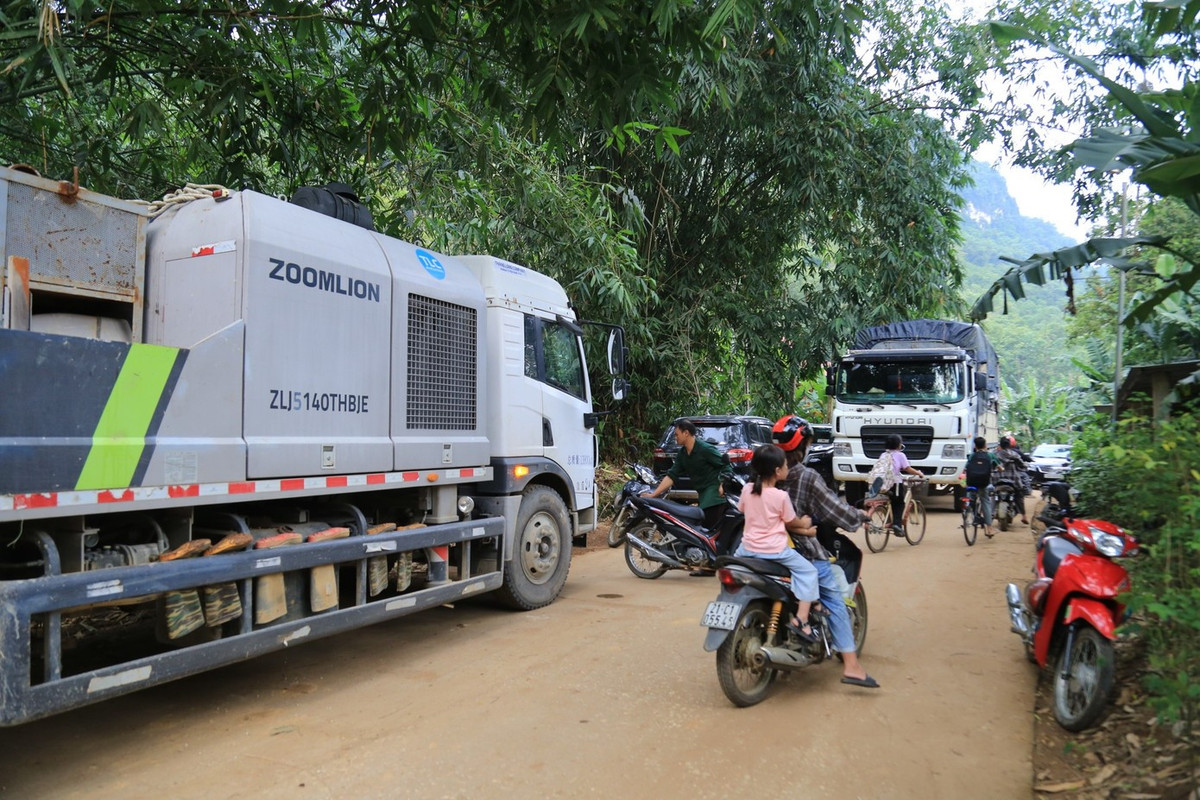 Phía dưới, các ống dẫn xi măng đang được lắp đặt để chuẩn bị cho việc thi công trở lại.