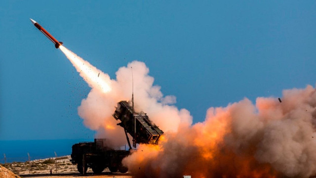 Đối với Ukraine, MIM-104 Patriot là một vũ khí quan trọng trong việc chống lại các cuộc không kích liên tục của Nga, đặc biệt là nhắm vào các mục tiêu có giá trị cao như thành phố và cơ sở hạ tầng. MIM-104 Patriot đem lại cho Ukraine khả năng đánh chặn các mối đe dọa ở tầm xa và tạo ra một lá chắn phòng thủ vượt trội so với các hệ thống cũ như S-300. 12-2818.jpg