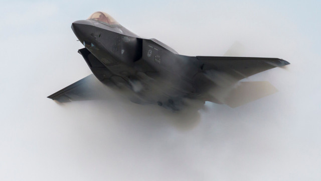 Tây Ban Nha, đồng minh NATO, quyết định không mua máy bay chiến đấu tấn công chung F-35 Lightning II của Mỹ, thay vào đó đầu tư vào máy bay do châu Âu sản xuất. Quyết định này được đưa ra giữa lúc nhiều quốc gia NATO đặt câu hỏi về cam kết với vũ khí Mỹ, đặc biệt trong bối cảnh lo ngại thái độ của cựu Tổng thống Donald Trump đối với liên minh. 1-anh-wikipedia.jpg