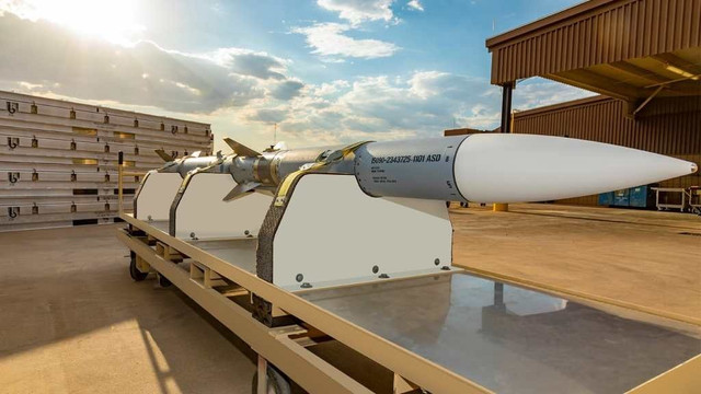 Tên lửa không đối không tầm trung tiên tiến AIM-120 (AMRAAM). (Ảnh: Raytheon) amraam087rt-1600x900-1-1.jpg