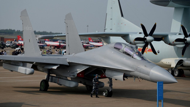 Được phát triển từ khung thân Su-27 nhưng nâng cấp toàn diện, J-16 là tiêm kích hạng nặng thuộc thế hệ 4++ của Trung Quốc, được coi là đối trọng trực tiếp với F-15EX của Mỹ. So với J-10C vốn nhẹ và tầm hoạt động ngắn, J-16 tỏ ra vượt trội ở nhiều khía cạnh: từ diện tích radar, lượng nhiên liệu mang theo, cho tới tải trọng vũ khí và khả năng mang tên lửa đối không tầm xa. 5.jpg