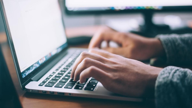 Người dùng cần cảnh giác khi chatbot dễ bóp méo nội dung. 099393800-1681896363-glenn-carstens-peters-npxxwgq33zq-unsplash.jpg