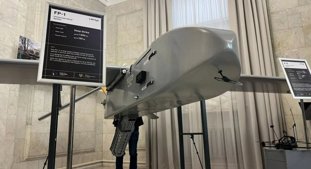 FP-1 “Deepstrike” là dòng UAV tấn công một chiều do Ukraine phát triển, ra mắt vào tháng 5/2025. Với khả năng mang theo lượng thuốc nổ đáng kể và tầm bay sâu vào lãnh thổ Nga, FP-1 nhanh chóng trở thành công cụ chủ lực trong các cuộc tập kích nhằm vào mục tiêu công nghiệp của Nga. 3-anh-wikipedia-2488.jpg