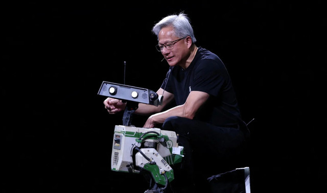 CEO Nvidia Jensen Huang xuất hiện cùng một robot mini tại hội nghị Viva Technology 2025 ở Paris, thu hút sự chú ý với thông điệp kết nối giữa trí tuệ con người và máy móc. jensen-huang-ceo-of-nvidia-0626.jpg