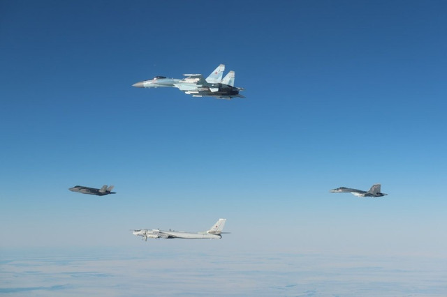 Theo báo cáo từ NATO, biên đội F-35 tiếp cận hai máy bay của Lực lượng Không quân Vũ trụ Nga gồm một chiếc Su-27 chuyên chiếm ưu thế trên không và một Su-24M, máy bay tấn công mặt đất từng là xương sống của không quân Liên Xô. Đây là loại hình đối đầu mà NATO đã chuẩn bị từ lâu, nhưng lại là lần đầu F-35 Ý trực tiếp thực hiện ở Baltic. 2-anh-wikipedia.jpg