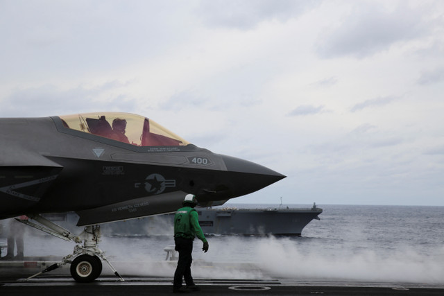 Chương trình F-35 ra đời từ chương trình Joint Strike Fighter vào những năm 1990, là một chương trình phát triển và mua sắm nhằm thay thế nhiều loại máy bay chiến đấu. F-35 hứa hẹn sẽ thay thế một loạt máy bay cũ của Không quân, Hải quân và Thủy quân Lục chiến của Mỹ. 3-anh-reuters.jpg