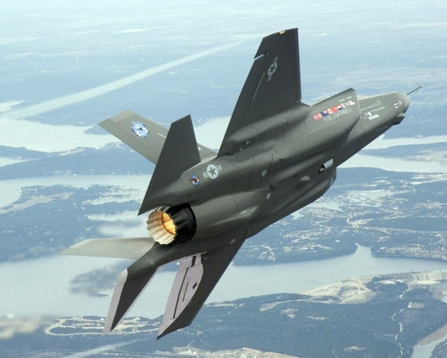 Các nhà sản xuất châu Âu tận dụng cơ hội này. CEO Dassault Aviation Eric Trappier khẳng định sẵn sàng cung cấp máy bay Rafale cho các quốc gia lo ngại về F-35. Tuy nhiên, Aboulafia lưu ý dù Eurofighter có khả năng ngang hoặc hơn F-35 về mặt khí động học, F-35 lại vượt trội ở gói trang bị nhiệm vụ và là máy bay thế hệ 5. 8-6675.jpg