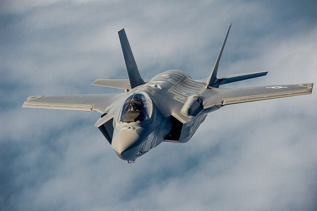 Hơn thế nữa, khả năng tàng hình của F-35I đạt được nhờ thiết kế ít bị phát hiện và vật liệu hấp thụ radar, cho phép nó xuyên thủng các hệ thống phòng không tinh vi như hệ thống S-300 do Nga cung cấp cho Iran. F-35I có khả năng mang theo các loại đạn dược dẫn đường chính xác như, bom đường GBU-39, sẽ cho phép Không quân Israel tấn công các máy bay F-14 với thiệt hại tối thiểu. 10.jpg