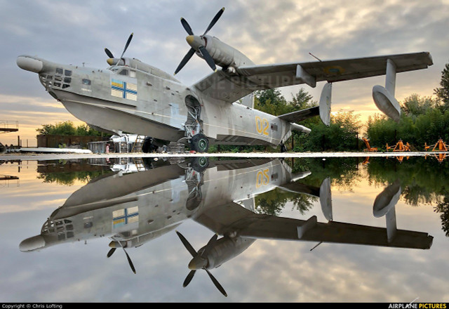 Be-12, có tên Nga là Tchaika (Hải Âu) và được NATO gọi là Mail, lần đầu bay thử năm 1960, trở thành biểu tượng một thời trong Chiến tranh Lạnh. Từng được thiết kế cho nhiệm vụ chống tàu ngầm, loại thủy phi cơ hai động cơ này ngày nay chủ yếu đảm nhiệm vai trò tuần tra, trinh sát ven biển và tìm kiếm cứu nạn. 4-anh-wikipedia.jpg