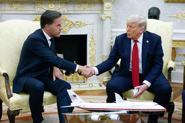 Sau cuộc gặp giữa Tổng Thư ký NATO Mark Rutte, ông Trump tiết lộ rằng, "một quốc gia sở hữu tới 17 tổ hợp phòng không Patriot" sẽ chuyển giao toàn bộ hoặc phần lớn số hệ thống này cho Ukraine trong thời gian sắp tới. Dù không nêu rõ tên quốc gia, ông Trump khẳng định các tổ hợp này “không còn cần thiết” với quốc gia đó và “có thể được chuyển rất nhanh chóng”. 2-anh-reuters.jpg