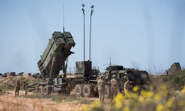MIM-104 Patriot là một hệ thống tên lửa đất đối không tinh vi được thiết kế để đánh chặn tên lửa đạn đạo chiến thuật, tên lửa hành trình và máy bay tiên tiến. Thành phần cốt lõi của Patriot bao gồm một radar (AN/MPQ-53 hoặc 65) có thể theo dõi nhiều mục tiêu cùng lúc trên phạm vi rộng, một trạm chỉ huy và các bệ phóng di động có khả năng triển khai tới tám tên lửa mỗi bệ. 8-4971.jpg