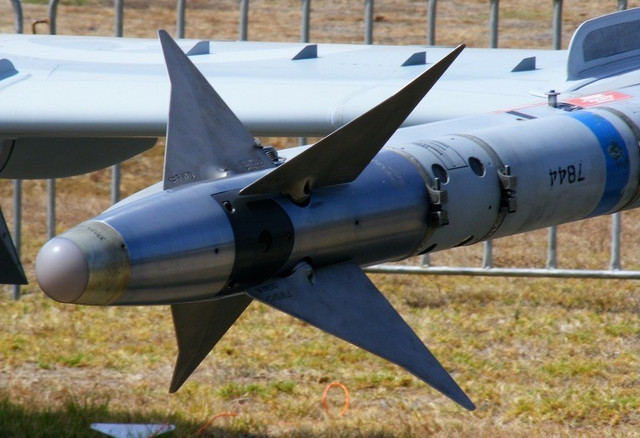Ngoài R-73, Ukraine hoàn toàn có thể lắp các tên lửa khác đã nhận viện trợ như AIM-9L/M Sidewinder, AIM-9X của Mỹ hay ASRAAM của Anh. Sự linh hoạt này giúp tối ưu hóa kho tên lửa không đối không vốn dồi dào nhưng nền tảng phóng truyền thống lại hạn chế. 10-6003.jpg