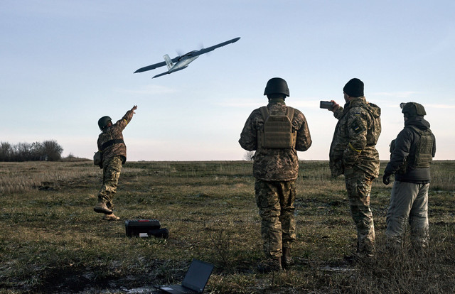 Privet-299 là UAV cánh cố định hoàn toàn do Ukraine phát triển, được thiết kế để hoạt động ở tầm xa, thời lượng bay dài và khả năng mang tải trọng vũ khí lớn hơn so với UAV đa cánh quạt. Ưu thế này cho phép nó thực hiện các nhiệm vụ tấn công sâu vào phía sau tiền tuyến, nơi hệ thống phòng thủ Nga thường ít tập trung. 4-anh-wikipedia-6700.jpg