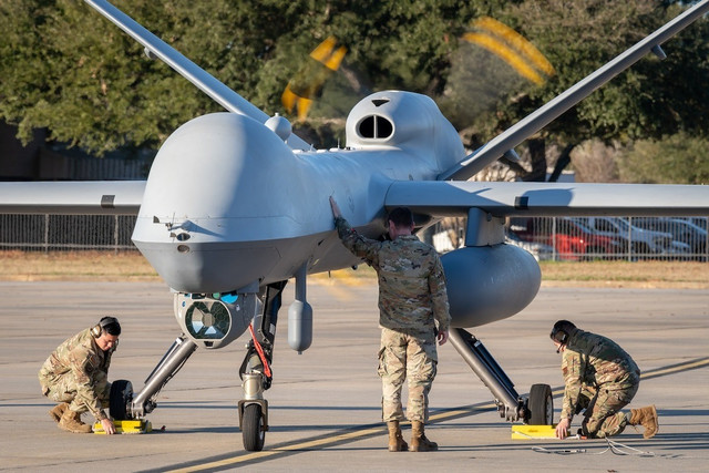 MQ-9 Predator B là một trong những loại máy bay không người lái chiến thuật quan trọng của Mỹ. MQ-9 Predator B có sải cánh dài 20 m, sử dụng động cơ tuốc-bin cánh quạt 950 mã lực, MQ-9 có thể đạt được tốc độ tối đa lên tới 480 km/h. Máy bay này không mang theo vũ khí, nhưng có thể gắn các cảm biến trinh sát dưới bụng hoặc cánh. 5-anh-wikipedia.jpg
