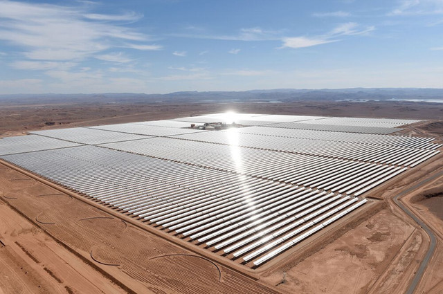 Các dự án điện mặt trời ngay tại Sahara tận dụng nắng mạnh nhưng phải đối phó với lớp bụi dày đặc. crawl-20230519162200521-20230519162200532.jpg