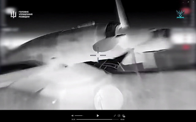Bộ Quốc phòng Ukraine công bố video cho thấy hai thủy phi cơ Be-12, trong đó có chiếc số hiệu Bort 08, cùng một trực thăng Mi-8 bị UAV kamikaze tấn công. Kiev khẳng định cả ba bị phá hủy, song chưa được xác minh độc lập. Địa điểm gần như chắc chắn là sân bay Kacha, gần căn cứ chính của Hạm đội Biển Đen tại Sevastopol. 2-anh-the-war-zone.jpg