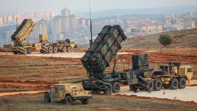 Hệ thống phòng không Patriot của Mỹ có hai phiên bản tên lửa chính được sử dụng rộng rãi: PAC-2 và PAC-3. Mỗi phiên bản có những điểm khác biệt rõ rệt về thiết kế, chức năng và mục tiêu tác chiến. Trong đó phiên bản Patriot PAC-3 được tối ưu hóa cho mục đích phòng thủ tên lửa đạn đạo thông qua công nghệ bắn trúng đích, đạt độ chính xác cao hơn trước các mối đe dọa tốc độ cao. 9-3856.jpg