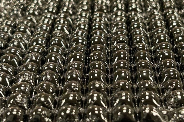 Cận cảnh hydrogel dạng origami (giống bong bóng) đang thu hơi ẩm từ không khí. a-close-up-of-a-new-origami-inspired-hydrogel-material-777x518.jpg