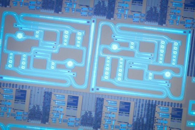 Thiết kế tích hợp giúp chip lượng tử hoạt động chính xác mà không cần thiết bị phụ trợ. chip1540-scalemaxwidthwzc3mf0.jpg
