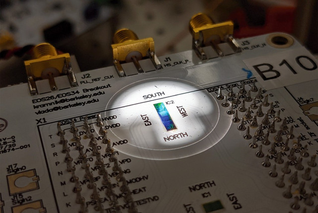 Chip silicon tích hợp nguồn sáng lượng tử và mạch điều khiển điện tử dưới kính hiển vi. chip1940-fitmaxwzk3mcw2ntbd.jpg