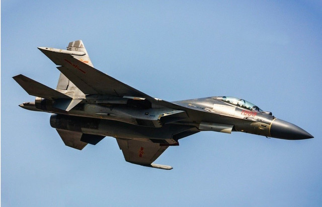 Khả năng bay xa, kết hợp với radar cỡ lớn và khoang vũ khí rộng, cho phép J-16 thực hiện các nhiệm vụ đánh phá hậu cần, tiêu diệt máy bay chỉ huy và làm gián đoạn hệ thống chỉ huy - kiểm soát của đối phương, kể cả khi chưa rời không phận Iran. Đó là điều mà J-10C hay bất kỳ chiến đấu cơ nào trong biên chế hiện tại của Tehran đều không thể làm được. 11.jpg