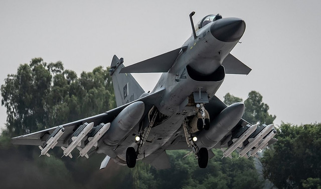 Dù sở hữu gần 300 tiêm kích, phần lớn trong số đó là F-4D/E, F-14 và Su-24 từ thời Chiến tranh Lạnh, lực lượng này bị đánh giá là gần như vô dụng trong vai trò phòng không hiện đại. Những máy bay lạc hậu khiến Iran không thể triển khai phản kích hiệu quả, phải đặt gánh nặng phòng thủ lên vai các tổ hợp tên lửa mặt đất và kho tên lửa đạn đạo. 2.jpg