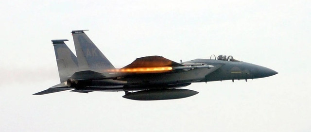 Một chiếc F-15C bắn tên lửa AIM-120C AMRAAM trong nhiệm vụ của Chương trình Đánh giá Hệ thống Vũ khí Combat Archer (WSEP). (Ảnh: Michael Ammons) f-15c-amraam.jpg