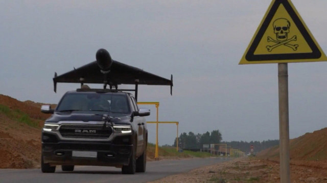 Dựa theo nguồn tin từ trang Militarnyi, đưa tin ngày 7/8, Cơ quan An ninh Ukraine (SBU) đã giáng một đòn mạnh vào khả năng tác chiến không người lái của Nga, khi thực hiện một cuộc tấn công táo bạo vào căn cứ không quân Primorsko-Akhtarsk, nơi được Moscow sử dụng để phóng các máy bay không người lái tầm xa như Shahed và Gerbera. 1-anh-militarnyi.jpg