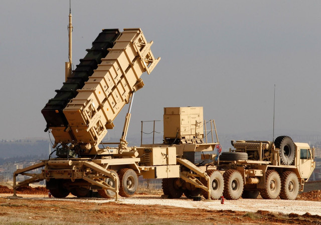 Trong vụ Al Udeid, hình ảnh vệ tinh do Iran International công bố ngày 10/7/2025 cho thấy một mái vòm radar đã bị phá hủy hoàn toàn, buộc Lầu Năm Góc phải thừa nhận vào ngày 11/7 rằng một tên lửa đã bắn trúng căn cứ, gây ra thiệt hại tối thiểu về thiết bị. 8.jpg