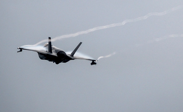 Đây được coi là đòn giáng mạnh đối với tập đoàn Lockheed Martin, do Không quân Mỹ là khách hàng lớn nhất của dòng F-35, với kế hoạch đặt mua tổng cộng 1.763 chiếc trong suốt vòng đời máy bay. Khoản tiền 3,5 tỷ đô la được đề xuất cho 24 chiếc F-35A, cùng với 531 triệu đô la cho việc mua sắm trước, cho thấy sự thu hẹp đáng kể của một chương trình từng được coi là bất khả xâm phạm. 7-2945.jpg