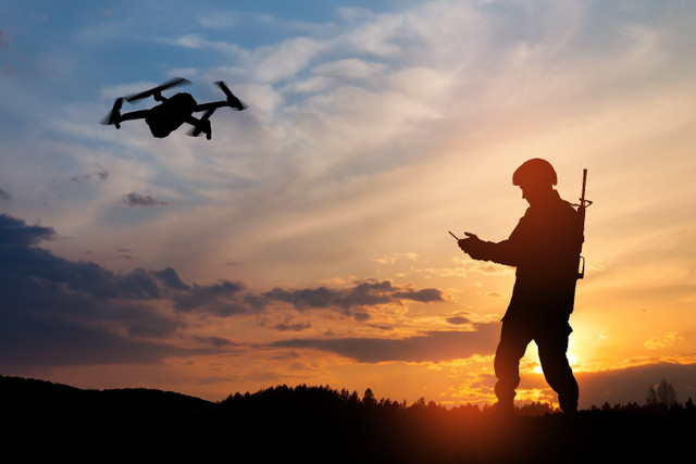 Các nhà phân tích thuộc CyberBoroshno cho biết, ngoài 3 kho chứa UAV, một cơ sở lưu trữ và chuẩn bị đạn dược trên không tại sân bay cũng đã bị hư hại nặng. Dấu hiệu cháy nổ được phát hiện ở nhiều khu vực khác nhau, đi kèm với hoạt động bất thường xung quanh một trong các bãi phóng UAV. 3-anh-wikipedia.jpg