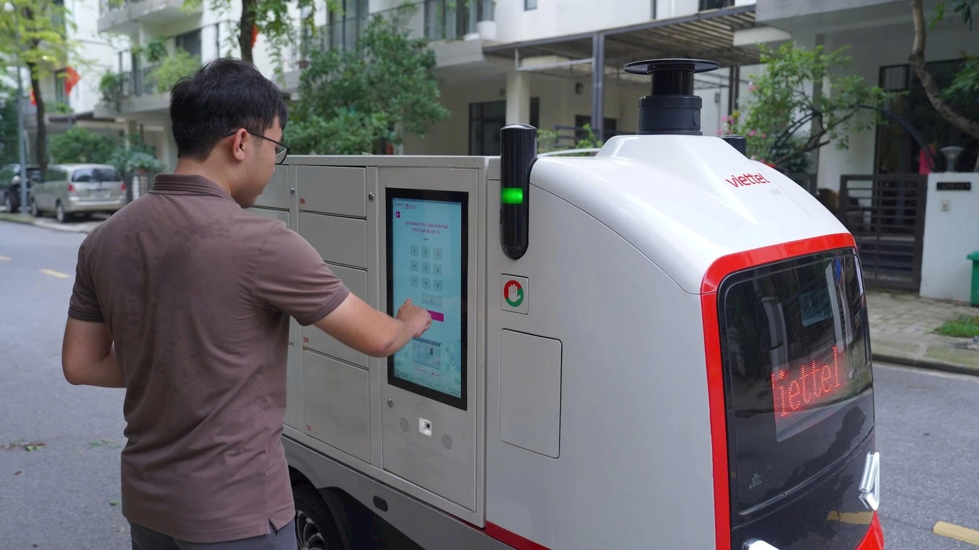 Cận cảnh robot giao hàng tự động có sức chở 400kg của Viettel